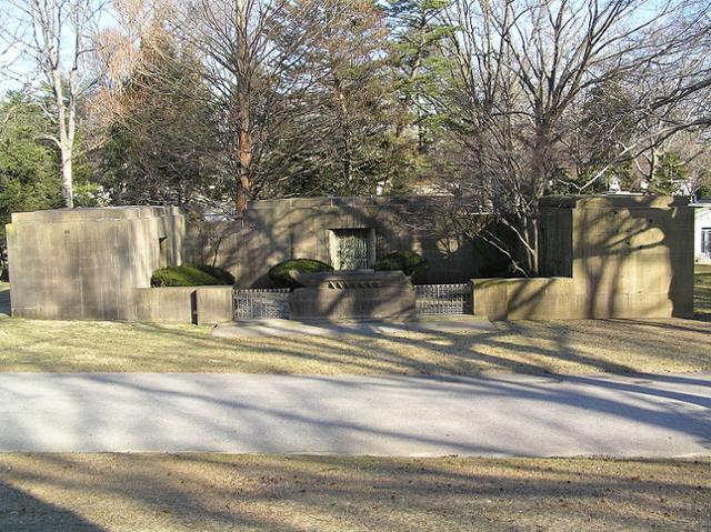 뉴욕 브롱크스 우드론 공동묘지의 이시도르-이다 슈트라우스 부부의 묘. 위키피디아