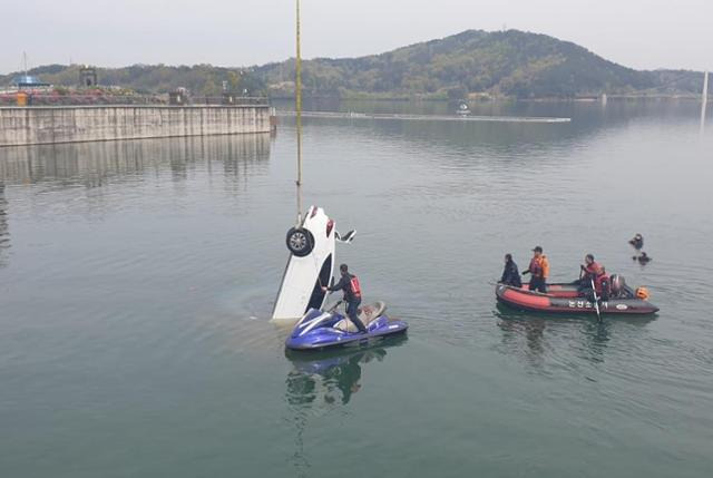 15일 새벽 논산 탑정저수지로 추락한 차량을 소방당국이 인양하고 있다. 충남소방본부 제공