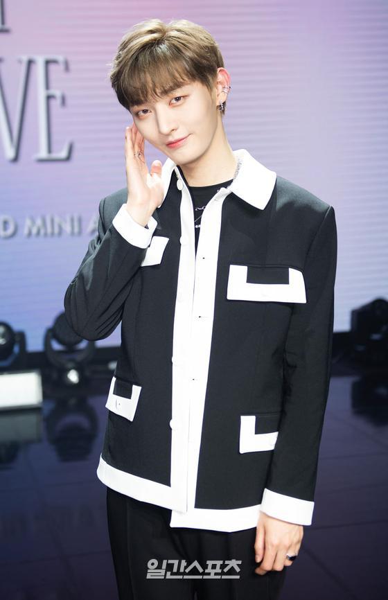 Singer Yoon Ji-sung poses at the showcase of his second mini album Temperature of Love on Online Live on the afternoon of the 15th.The title song LOVE SONG revealed the pop sensibility unique to Yoon Ji-sung through the introduction of a gentle and soft voice.
