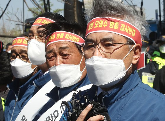 홍진근 수협중앙회 대표이사가 14일 오후 서울 종로구 일본대사관 앞에서 열린 일본 후쿠시마 원전 오염수 해양 방출 규탄 기자회견에서 발언을 하고 있다. 뉴스1