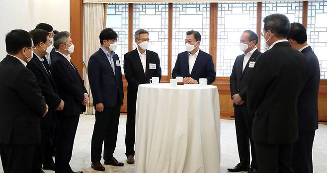 President Moon Jae-in speaks with attendees of a meeting with economy-related ministers and CEOs of leading companies at Cheong Wa Dae on Thursday. (Yonhap)