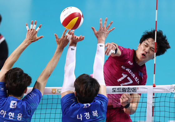 Incheon Korean Air Jumbo's Lim Dong-hyuk spikes the ball during the fourth game of the V League men's championship series on Thursday. The Jumbos beat the Seoul Woori Card Wibee 3-0 to tie the best-of-five series at 2-2. The deciding game will be played at 2 p.m. on Saturday. [YONHAP]