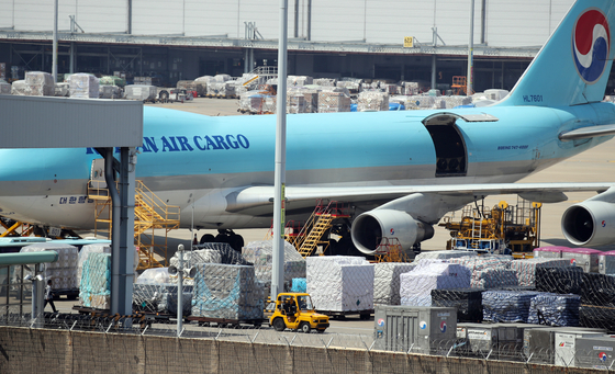 A Korean Air Lines aircraft is parked at Incheon International Airport's cargo terminal in Incheon on Thursday. According to Incheon International Airport, it handled a total of 786,396 tons of cargo in the first quarter of the year, up 18.3 percent from the same period a year earlier. That also marks the highest number for any first quarter since the airport was opened in 2001. [YONHAP]