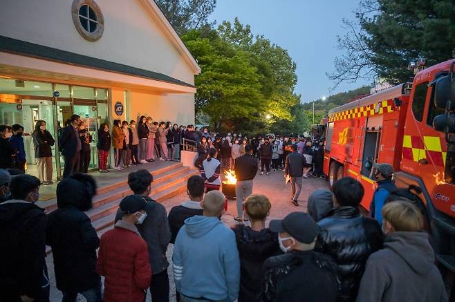 경북과학대 기숙사 입주 학생이 지난 14일 소방 안전 훈련에서 소화기 사용 방법 등을 체험하고 있다. 경북과학대 제공