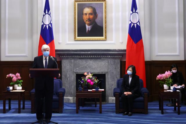 조 바이든 미국 대통령이 대만에 파견한 비공식 대표단이 15일 타이베이 총통부에서 차이잉원(가운데) 대만 총통과 대화를 나누고 있다. 로이터연합뉴스
