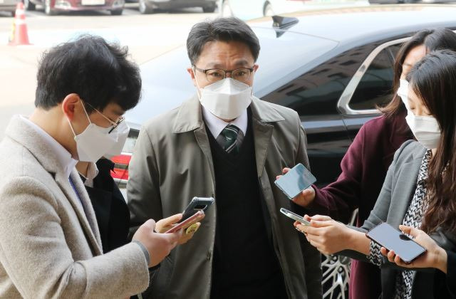 김진욱 고위공직자범죄수사처장이 15일 오전 경기 과천시 정부과천종합청사로 출근하며 취재진의 질문을 받고 있다. 뉴시스