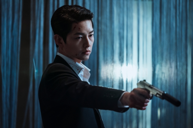 tvN 드라마 '빈센조'에서 주인공 빈센조가 어머니의 죽음을 복수하기 위해 총을 겨누는 장면. CJ ENM 제공