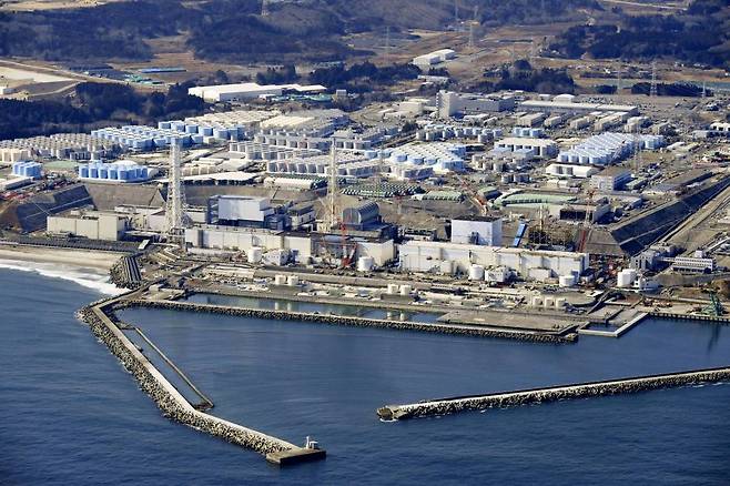 [도쿄=AP/뉴시스]스가 요시히데 일본 총리가 13일 도쿄에서 열린 각료회의 후 후쿠시마 원전 방사성 물질 오염수의