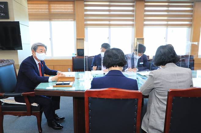 오태완 의령군수가 국장과 부서장, 주요 실무자들이 모두 참석한 가운데 14일부터 오는 23일까지 부서별로 주요 업무계획을 보고 받는다./사진=의령군 제공.