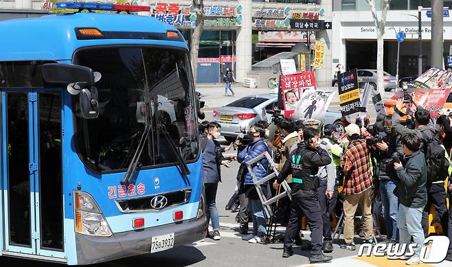 검찰이 16개월 된 여아 정인양을 학대해 숨지게 한 양모에게는 법정 최고형인 '사형'을, 양부에게는 7년6개월을 구형했다. 사진은  양부모에 대한 1심 결심공판이 열린 14일 오후 서울 양천구 남부지법 앞에 모인 시민들이 양모 장모씨가 탑승한 것으로 추정되는 호송버스 앞에서 강력 처벌을 요구하는 모습. /사진=뉴스1