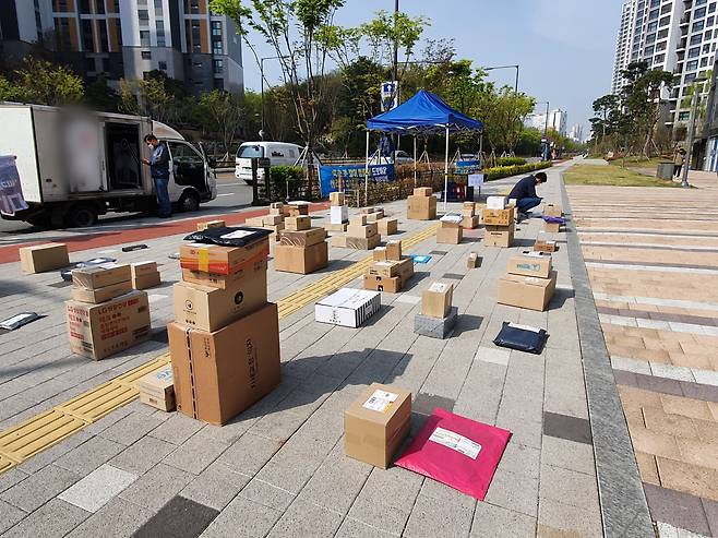 15일 오전 10시께 서울시 강동구 고덕동 아파트 단지 앞 지하철역 부근에, 전날 주인을 찾지 못한 택배 물품들이 놓여 있다. 김지헌 기자/raw@heraldcorp.com