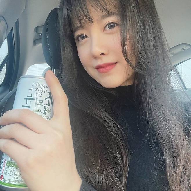 Actor Ku Hye-sun showed off her beautiful looks during the still-cleaning.Ku Hye-sun posted several photos taken in his car on his personal Instagram on April 15.In the photo, Ku Hye-sun is smiling with his favorite drink.Over the years, the beauty of beautiful looks and long straight hair adds to the fairy beauty. It is a visual that can be taken immediately with ionic beverage CF.The netizens responded that I am still pretty, If my sister likes a drink, I will like it from today and Definition of beautiful.