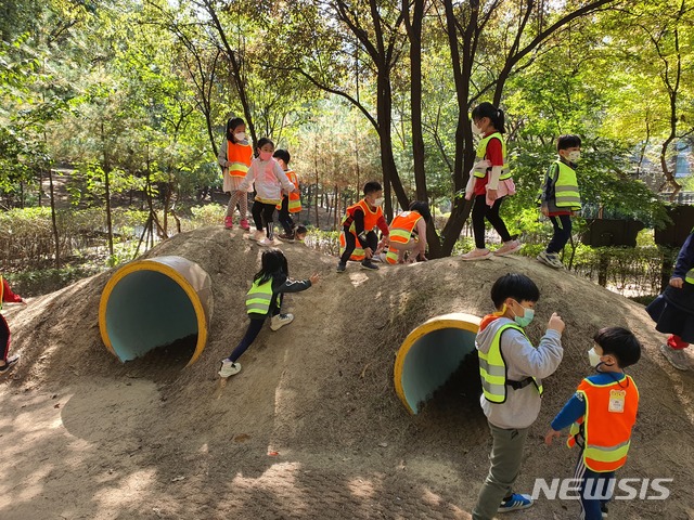 [청주=뉴시스]어린이집 원아들의 숲 체험 활동 모습. (사진=뉴시스 DB) photo@newsis.com