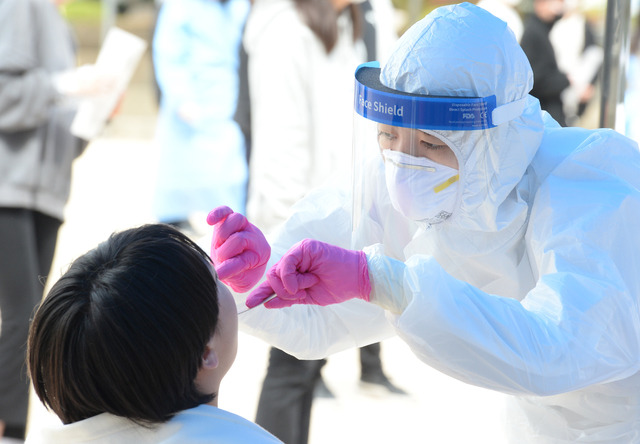 [울산=뉴시스] 배병수 기자 = 울산 남구 한 중학교 학생이 코로나19 확진판정을 받은 15일 오전 해당 중학교 임시 선별검사소에서 학생들이 코로나19 검사를 받기 위해 대기하고 있다. 2021.04.15. bbs@newsis.com