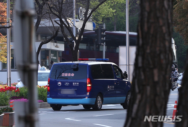 [서울=뉴시스]고승민 기자 = 이재용 삼성전자 부회장이 15일 오후 서울 강남구 삼성서울병원에서 퇴원해 서울구치소로 복귀했다. 법무부 호송차가 병원을 빠져나가고 있다. (공동취재사진) 2021.4.15. photo@newsis.com