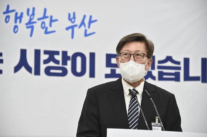 부산시가 소상공인 의견에 따라 확산세가 안정되면 점심시간 5인 이상 모임을 한시적으로 허용하는 방역수칙 완화를 검토한다. 부산시청 제공