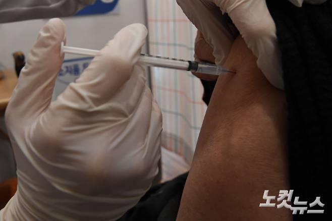 15일 오전 서울 양천구 해누리타운에 마련된 코로나19 예방접종센터에서 만75세 이상 어르신들이 화이자 백신 접종을 하고 있다. 황진환 기자