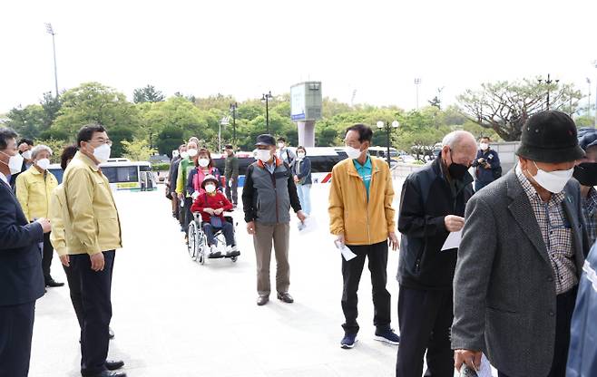 주낙영 경주시장이 코로나19 예방접종센터를 방문해 불편사항을 확인하고 있다. 경주시 제공