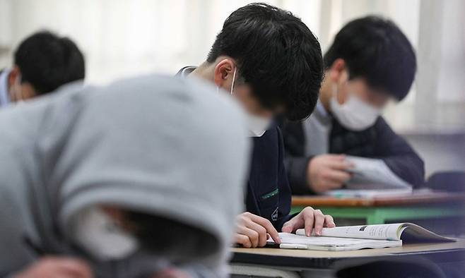 지난 3월 25일 서울 종로구 경복고등학교에서 수험생들이 학력평가 준비를 하고 있다. 연합뉴스