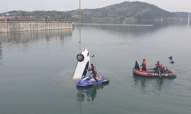 저수지로 추락한 차량. 충남소방본부 제공