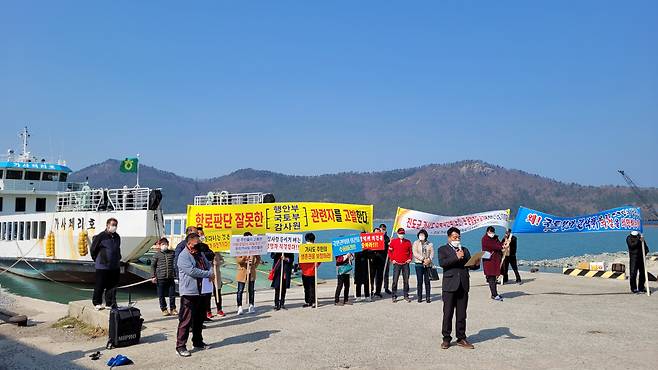 전남 진도 가사도 주민들이 국토부와 행안부의 법리 오인으로 도선 운항이 중단될 위기에 처했다고 반발하고 있다. 이에반해 국민권익위는 주민들의 손을 들어줬다.