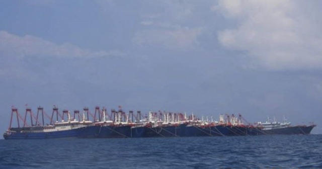 지난 3월 필리핀 해안경비대가 자국 EEZ 내 휫선 암초 지역에 무더기로 정박한 중국 선박 사진을 공개했다./AP연합뉴스