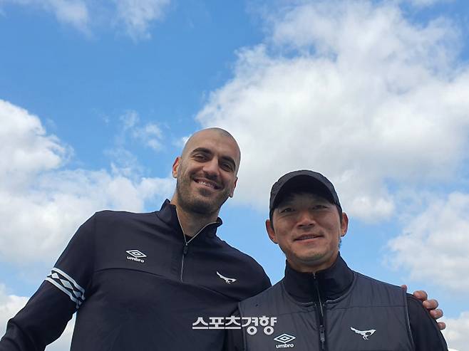 성남FC 장신 공격수 뮬리치(왼쪽)가 지난 13일 성남탄천종합운동장에서 훈련을 마친 뒤 김남일 감독과 함께 웃고 있다. 성남 | 황민국 기자 stylelomo@kyunghyang.com