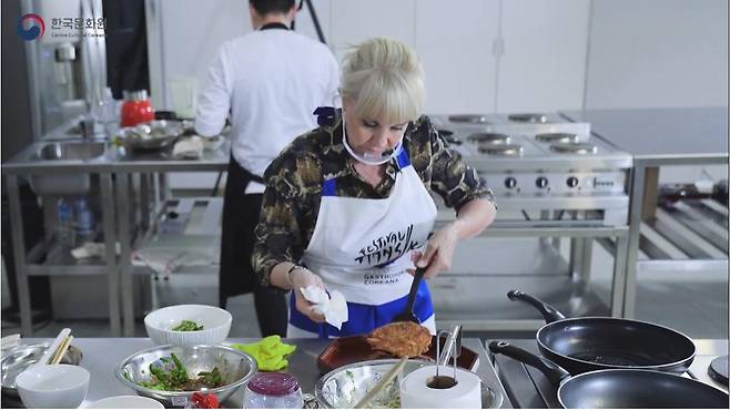 빈대떡 부치는 마라도나 전 부인 비야파녜 [주아르헨티나 한국문화원 유튜브 캡처]