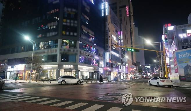 불 밝힌 광주 유흥가 [연합뉴스 자료사진]