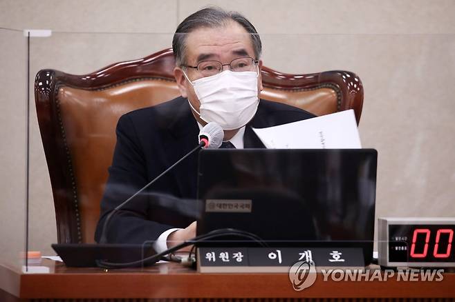 발언하는 이개호 위원장 (서울=연합뉴스) 하사헌 기자 = 17일 국회에서 열린 농림축산식품해양수산위원회 전체회의에서 이개호 위원장이 발언하고 있다. 2021.2.17 toadboy@yna.co.kr