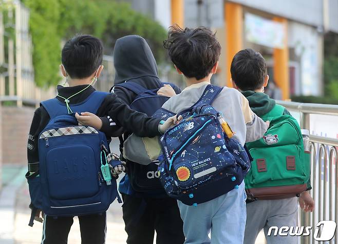 서울의 한 초등학교에서 지난 9일 학생들이 등교하고 있다. 2021.4.9/뉴스1 © News1 이성철 기자
