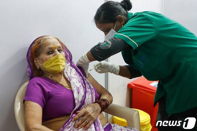 인도 뭄바이에서 코로나19 백신을 맞는 여성. © 로이터=뉴스1