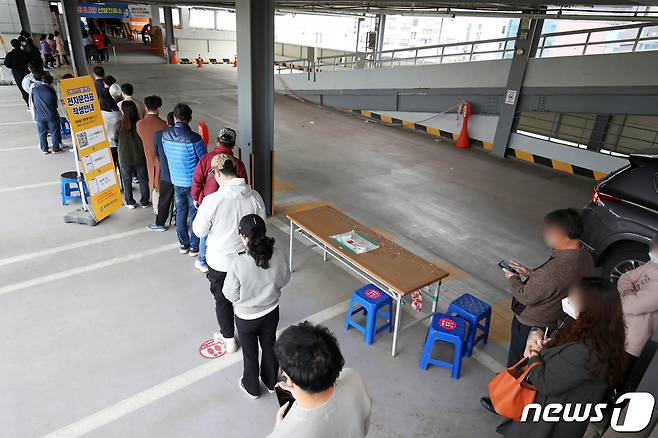 광주지역 38일 만에 두 자릿수 코로나19 확진자가 발생한 16일 오전 광주 북구 선별진료소를 찾은 시민들이 검사를 받기 위해 줄지어 서있다. 2021.4.16/뉴스1 © News1 황희규 기자