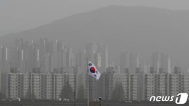 몽골과 중국발 황사가 찾아온 16일 오후 서울 도심이 뿌옇게 보이고 있다. 2021.4.16/뉴스1 © News1 이동해 기자
