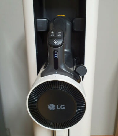 LG 오브제컬렉션 무선 청소기를 올인원타워에 충전한 모습. (사진=지디넷코리아)