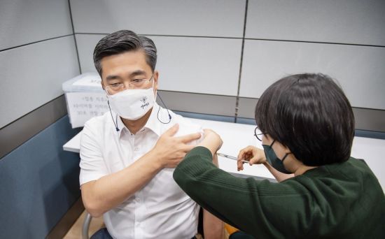 서욱 국방부장관은 이날 오전 6월초 출장일정을 고려해 아스트라제네카 백신을 맞았다.(사진제공=국방부)