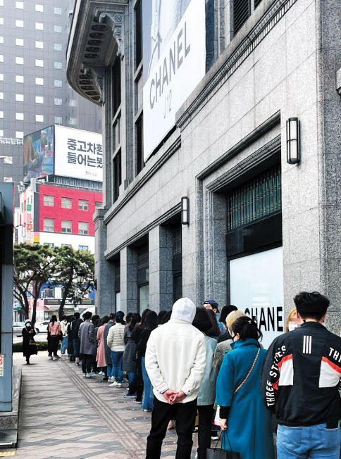 지난달 서울 명동 신세계백화점 본점 명품 매장 앞에 사람들이 문을 열기를 기다리며 길게 줄을 서 있다. 명품을 구매해서 사용하려는 소비자뿐 아니라, 시간이 지나면 값이 뛰는 점을 이용해 투자 목적으로 고가의 시계·보석·가방을 사려는 사람도 많다. /이태경 기자