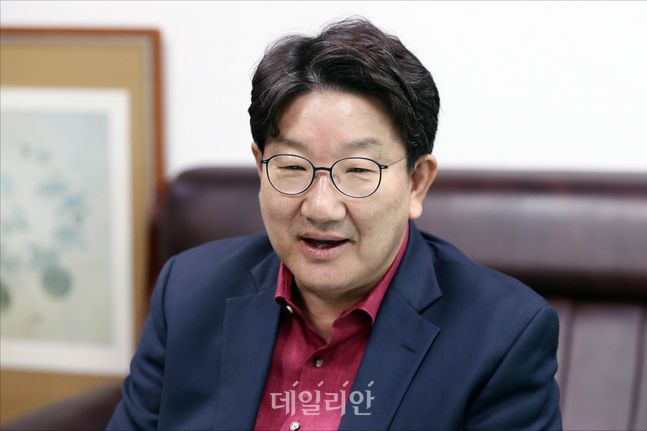 국민의힘 차기 원내대표 경선의 유력 후보 중 한 명인 4선 중진 권성동 의원이 15일 의원회관에서 데일리안이 당내 초선 의원들로부터 수집한 질문을 바탕으로 한 인터뷰 도중 답변을 하고 있다. ⓒ데일리안 홍금표 기자