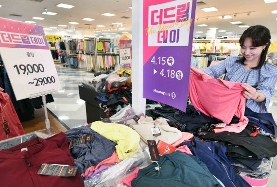 홈플러스는 입점 쇼핑몰 중 패션, 잡화, 리빙, 아웃도어 브랜드의 봄 신상품을 최대 50% 할인 판매한다고 16일 밝혔다.