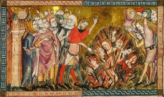 14세기 벨기에 지방에서 만들어진 필사본의 삽화로 1349년 흑사병 유행 시기의 유대인 학살을 그리고 있다. 유대인을 모아 불에 태워 죽이고 있다. <감염병인류>는 감염병이 유행하는 시기, 타자들에 대한 혐오와 배제가 더 강하게 일어난다고 지적한다. 창비 제공