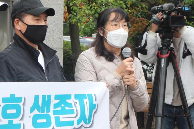 세월호 참사 당시 '파란 바지 의인'으로 불렸던 김동수씨의 아내 김형숙씨가 13일 오전 제주지방법원 정문 앞에서 열린 기자회견에서 남편이 병원 치료 과정에서 고통을 받고 있다고 설명하고 있다. 제주=뉴시스