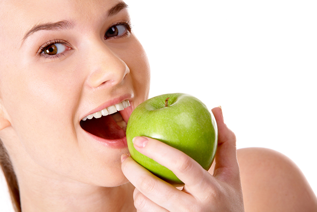 사과에 든 폴리페놀 옥시다제 성분은 입냄새의 원인이 되는 메틸메리캅탄의 활성화를 막고, 산 성분은 침샘을 자극하는 효과가 있어 입냄새 완화에 도움이 된다./사진=클립아트코리아