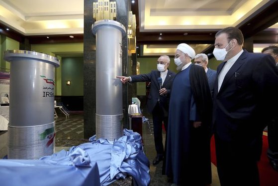 지난 10일 하산 로하니 이란 대통령이 이란 원자력청 관계자들로부터 이란 중부 나탄즈 핵시설에 위치한 새로운 원심분리기에 대한 설명을 듣고 있다. 이튿날 발생한 폭발로 일각에선 "복구에만 최소 9개월이 걸릴 것"이라는 관측이 나왔었다. [AP=연합뉴스]