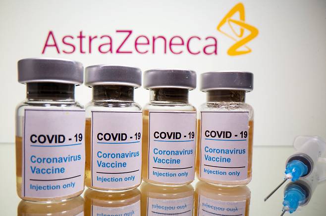 Vials with a medical syringe are seen in front of a displayed AstraZeneca logo in this illustration taken October 31, 2020. (Yonhap-Reuters)