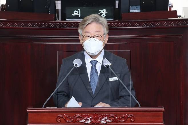이재명 경기지사가 15일 경기도의회 임시회에 참석해 의원들 질문에 답하고 있다.