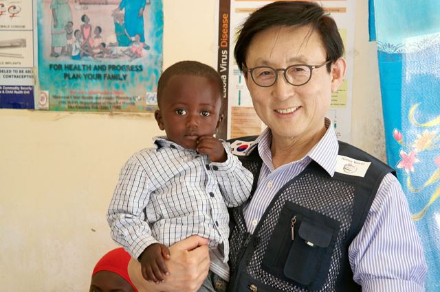 김광동 더멋진세상 대표가 2015년 아프리카 코트디부아르의 한 보건소에서 아기를 안고 있다.