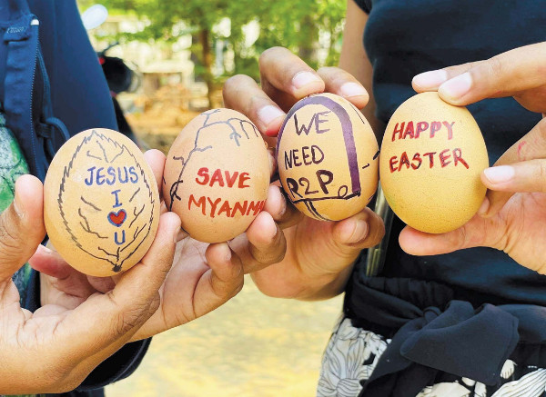 지난 3일 부활절을 앞두고 만달레이 시위 현장에 등장한 부활절 달걀. 민주화를 염원하는 메시지를 담았다. 로이터연합뉴스