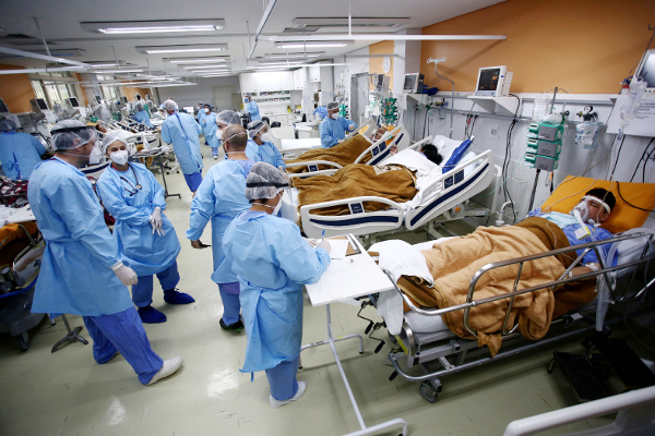 지난달 11일 브라질 남부 포르투알레그라의 한 병원 응급실에서 의료진이 코로나19 환자들을 돌보고 있다. 로이터연합뉴스