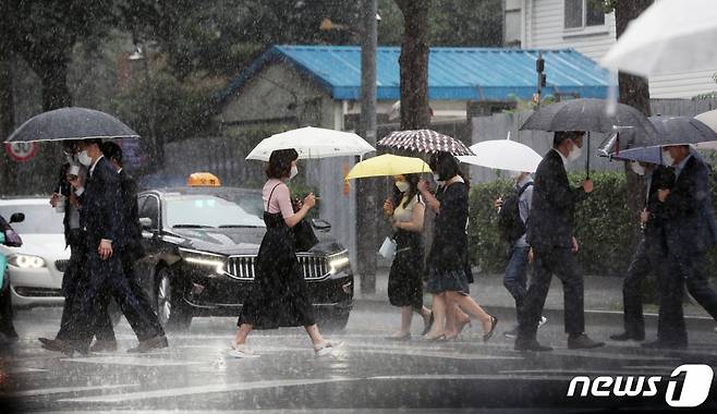17일 중부지방을 중심으로 곳곳에 요란한 소나기가 내릴 전망이다. 사진은 지난해 8월21일 오후 서울 종로구 정부서울청사 앞에서 우산을 쓴 시민들이 발걸음을 옮기는 모습. /사진=뉴스1