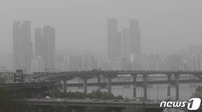 서울시는 몽골, 중국에서 발원한 황사로 인해 미세먼지 고농도 현상이 나타났다며 미세먼지 주의보를 발령했다./ 사진=뉴스1